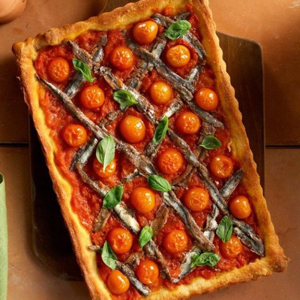 ΠΙΤΣΑ ΜΕ ΑΝΤΖΟΥΓΙΕΣ ΚΑΙ ΒΑΣΙΛΙΚΟ