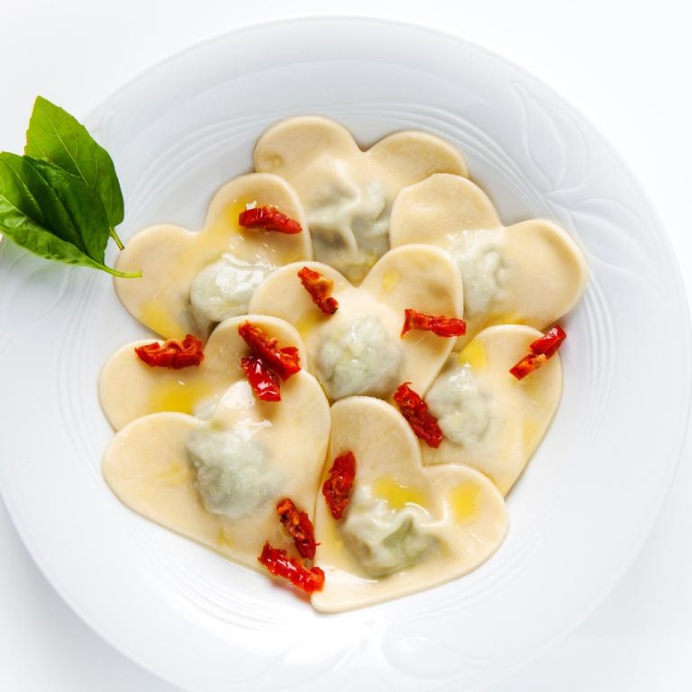 ΣΠΙΤΙΚΑ ΡΑΒΙΟΛΙ ΜΕ ΣΠΑΝΑΚΙ ΚΑΙ ΡΙΚΟΤΑ ΣΕ ΣΧΗΜΑ ΚΑΡΔΙΑΣ