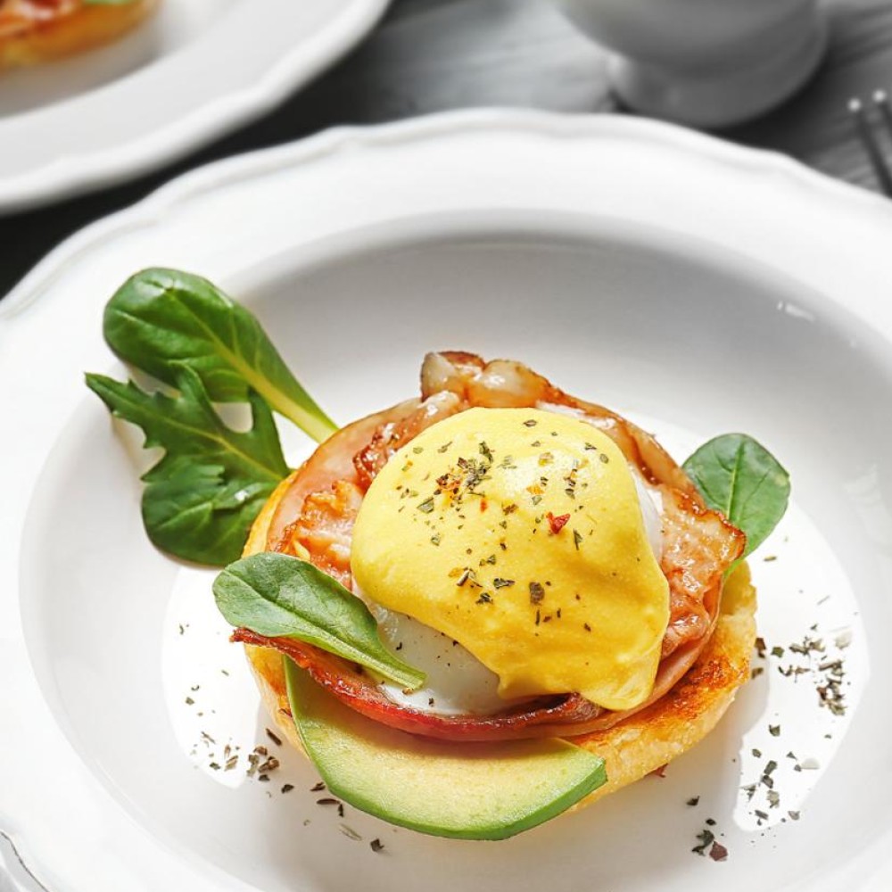 ΑΥΓΑ BENEDICT ΜΕ ΜΠΕΙΚΟΝ ΚΑΙ ΑVOCADO