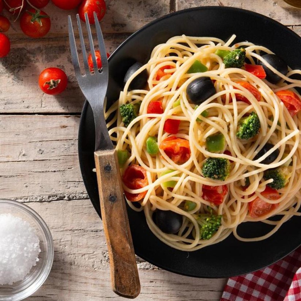 ΣΠΑΓΓΕΤΙ ΜΕ ΜΠΡΟΚΟΛΟ, ΤΟΜΑΤΙΝΙΑ ΚΑΙ ΕΛΙΕΣ.