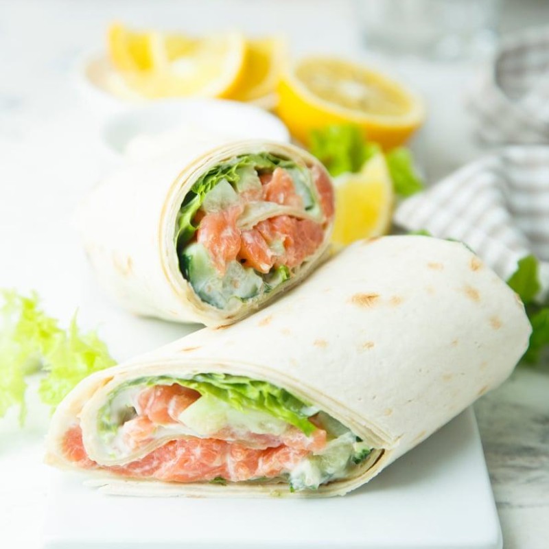 WRAPS ΜΕ ΚΑΠΝΙΣΤΟ ΣΟΛΟΜΟ, ΤΥΡΙ ΚΡΕΜΑ & ΜΑΡΟΥΛΙ