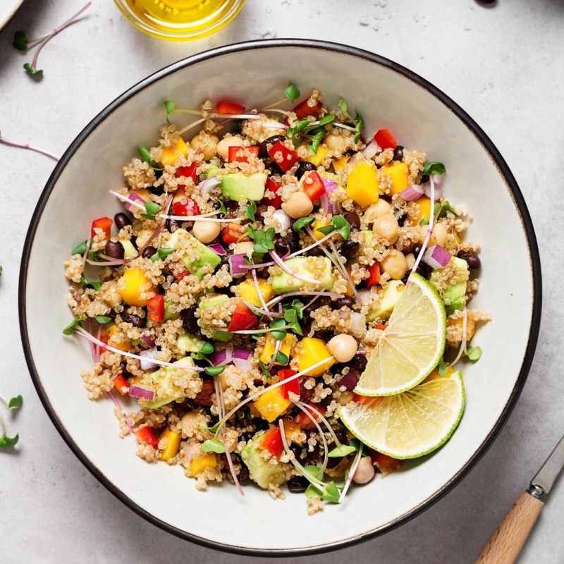 ΣΑΛΑΤΑ ΚΙΝΟΑ ΜΕ ΜΑΥΡΑ ΦΑΣΟΛΙΑ, ΜΑΝΓΚΟ & ΑΒΟΚΑΝΤΟ