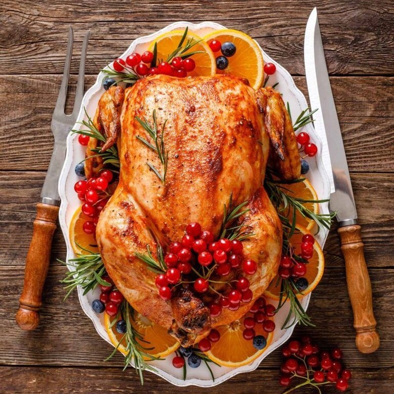 ΓΑΛΟΠΟΥΛΑ ΜΕ ΣΑΛΤΣΑ GRAVY, ΓΕΜΙΣΤΗ ΜΕ ΚΙΜΑ, ΞΕΡΑ ΦΡΟΥΤΑ ΚΑΙ ΚΑΡΠΟΥΣ